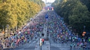 Tausende Läufer beim Berlin Marathon 2021 auf der Straße des 17. Juni