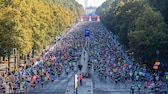 Tausende Läufer beim Berlin Marathon 2021 auf der Straße des 17. Juni