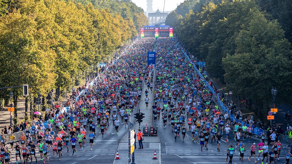 Tausende Läufer beim Berlin Marathon 2021 auf der Straße des 17. Juni