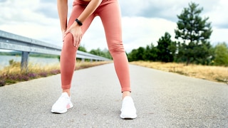 Frauen Kreuzbandrisse: Läuferin hält sich das Knie