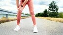 Frauen Kreuzbandrisse: Läuferin hält sich das Knie