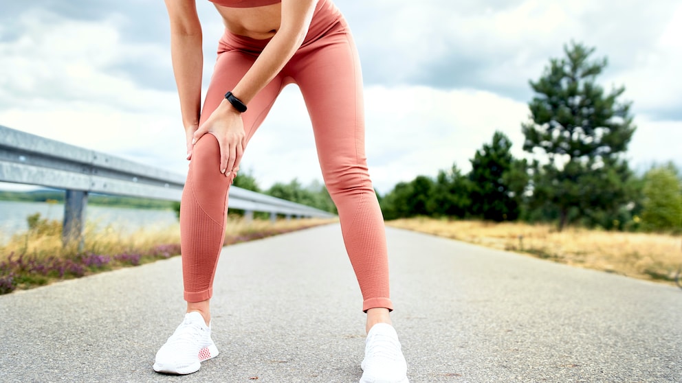 Frauen Kreuzbandrisse: Läuferin hält sich das Knie