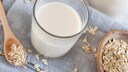Ein Glas mit Hafermilch