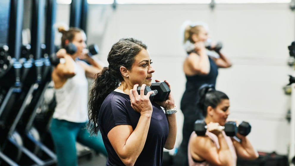 Frauen machen Krafttraining mit Hanteln