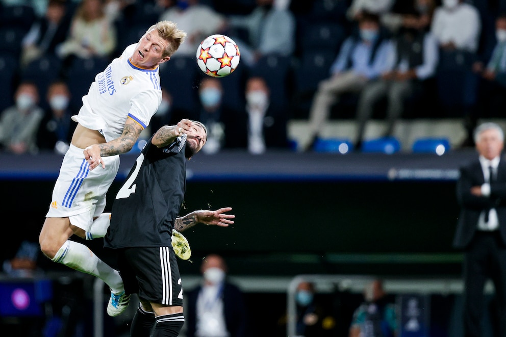 Toni Kroos beim Kopfballduell