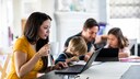 Wie viel sich Deutsche bewegen: Eine Familie zu Hause an ihren Laptops