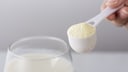 Proteinpulver in einem Dosierungslöffel
