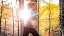 Östrogen Bewegungsdrang: Junge Frau joggt im Wald