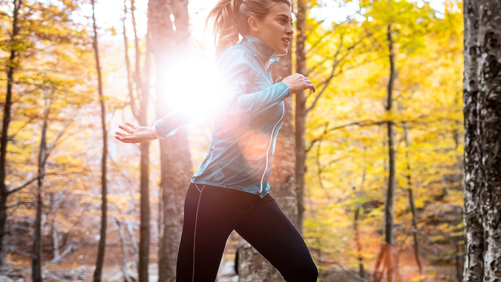 Östrogen Bewegungsdrang: Junge Frau joggt im Wald