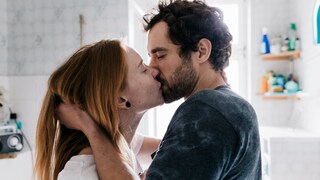 Mann und Frau küssen sich leidenschaftlich