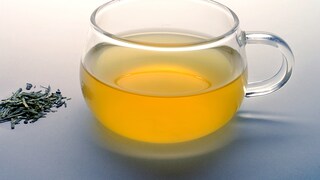Eine Glastasse mit grünem Tee