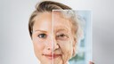 Frau hält sich ein Bild vor die eine Hälfte ihres Gesichtes, auf dem eine sehr viel ältere Frau drauf ist.