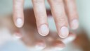Misokinesie: Großaufnahme von Fingern einer Hand