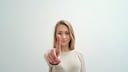 Eine junge Frau zeigt ihren Zeigefinger
