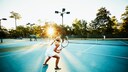 Zwei Frauen beim Tennis: Tipps, um besser zu spielen