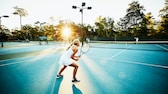 Zwei Frauen beim Tennis: Tipps, um besser zu spielen