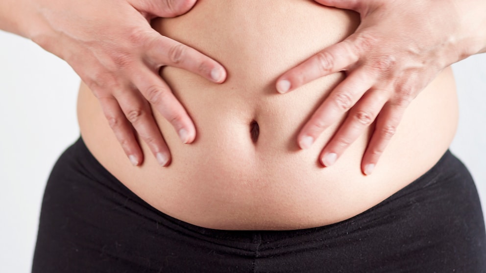 Frauen hält sich den Bauch
