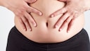 Frauen hält sich den Bauch