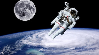 Ein Astronaut schwerelos im All