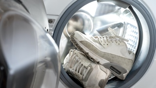 Sportkleidung waschen: Turnschuhe in Waschmaschine