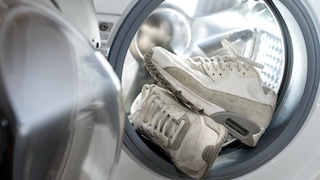 Sportkleidung waschen: Turnschuhe in Waschmaschine