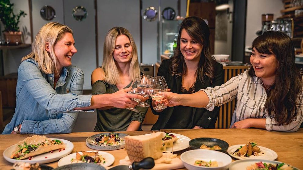 Käse schmeckt in Gesellschaft noch besser und macht einen Abend mit Freunden perfekt