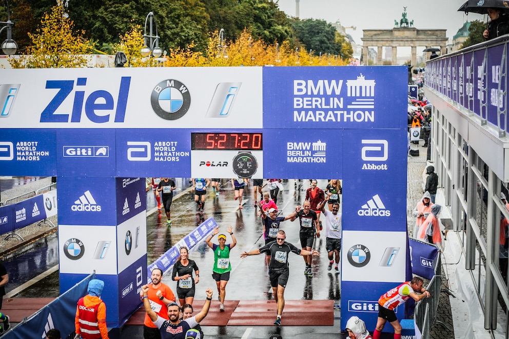 Christian Sudoma läuft durch das Ziel eines Marathons