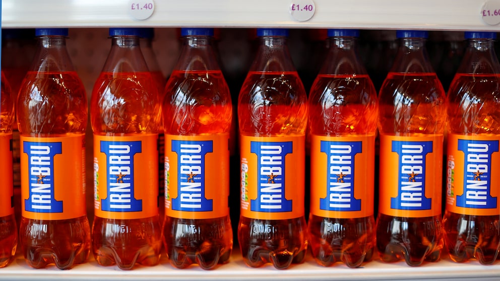 Der schottische Softdrink Irn-Bru im Regal