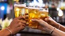 Alkoholabstinenz: Personen stoßen mit Biergläsern an