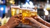 Alkoholabstinenz: Personen stoßen mit Biergläsern an