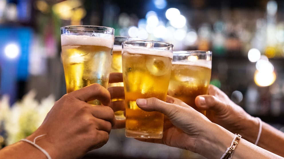 Alkoholabstinenz: Personen stoßen mit Biergläsern an