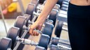 Hardgainer: Frau mit Hantel