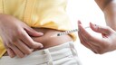 Diabetes vorhersagen: Frau setzt sich eine Spritze