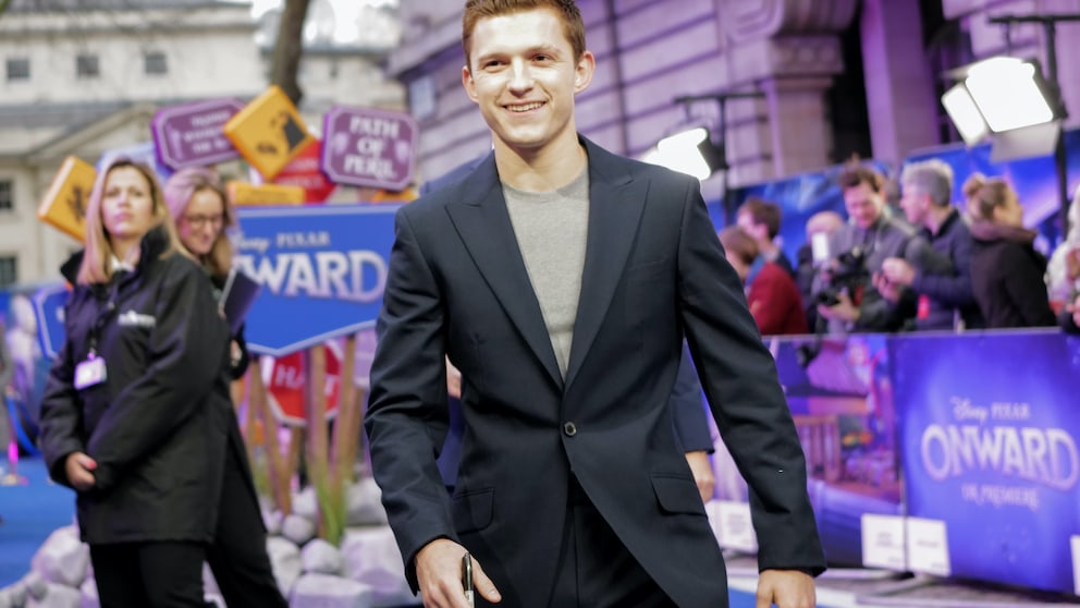 Tom Holland läuft im Müllsack: Tom Holland im Anzug auf einer Premiere