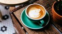 Cappuccino dekorativ auf einem Holztisch