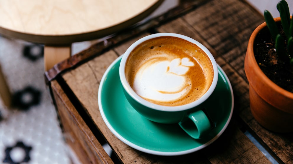 Cappuccino dekorativ auf einem Holztisch