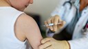 biontech kinder ab fünf: Junge bekommt eine Spritze