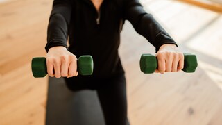 Lungensport: eine Frau trainiert zu Hause mit Hanteln