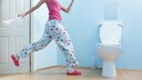 Harndrang bzw. Reizblase? Frau rennt auf Toilette