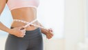 5:2-Diät: Frau misst ihre Taille