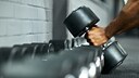 Diabetes Krafttraining: Ein Mann nimmt zwei Hanteln