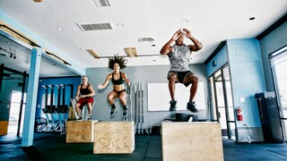 Sprungkraft steigern: Zwei Männer und eine Frau beim Sprungtraining im Gym