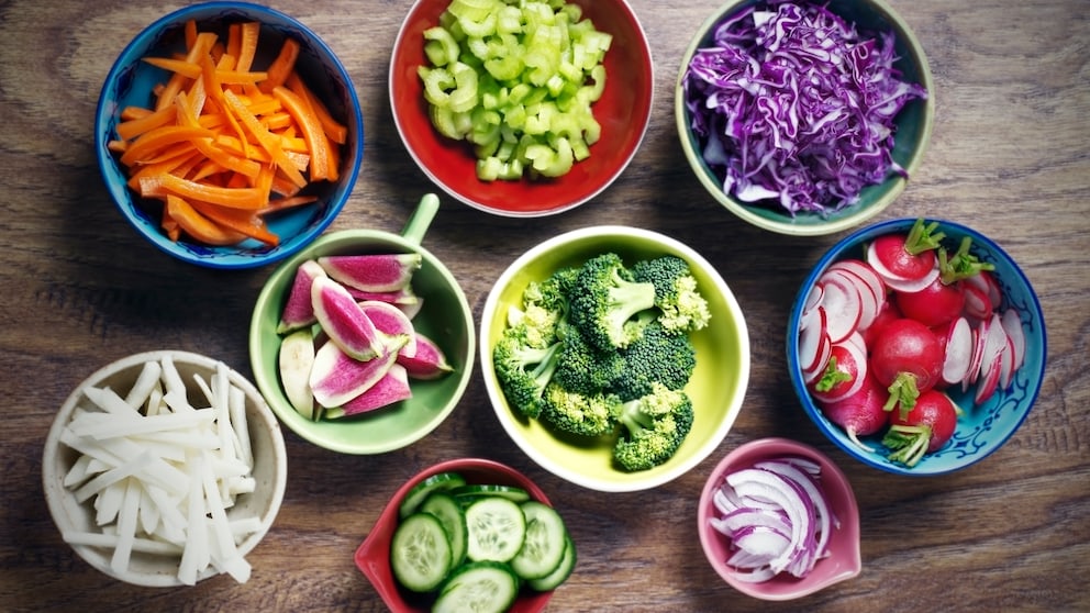 Rohkost in Schalen. Aber ist es wirklich gesund, Gemüse roh zu essen?
