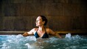 Kur beantragen: Frau im Whirlpool