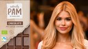 Pamela Reif und eine Tafel ihrer Schokolade