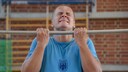 Bundeswehrsoldat bei Fitness-&Uuml;bung Klimmhang