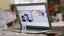 Ein Mann macht vor dem Laptop einen video-Schnelltest