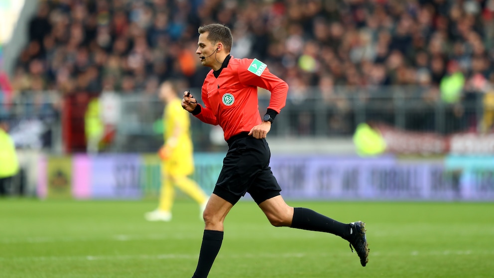 Schiedsrichter läuft während eines Fußballspiels über den Rasen