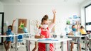 Schulkinder mit Masken in einem Klassenzimmer