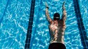 Ein Schwimmer taucht im Pool